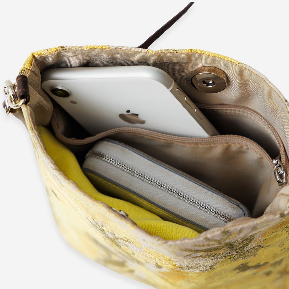 スマホとタテ型の財布も収まるサイズです ※画像はペルセフォネ（Y)です