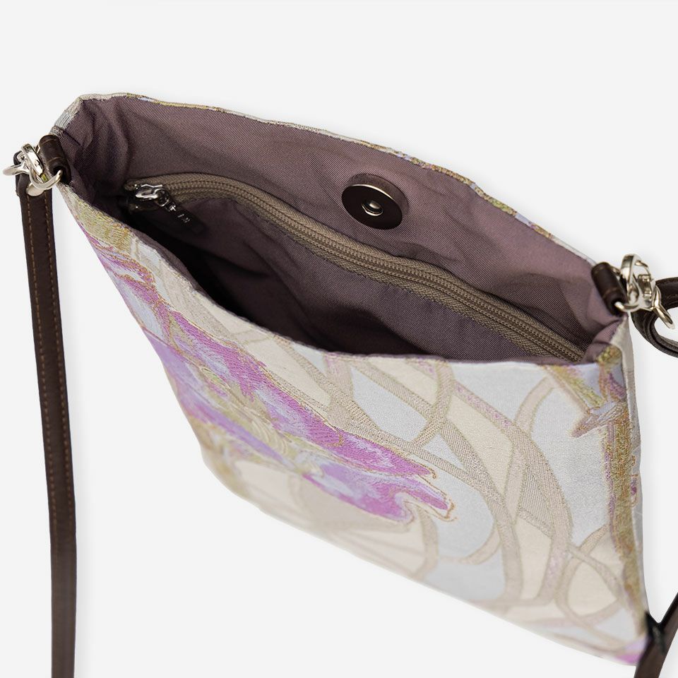 内側片側にファスナー付きポケットと入口はマグネットつきなので中身の飛び出しを防ぎます