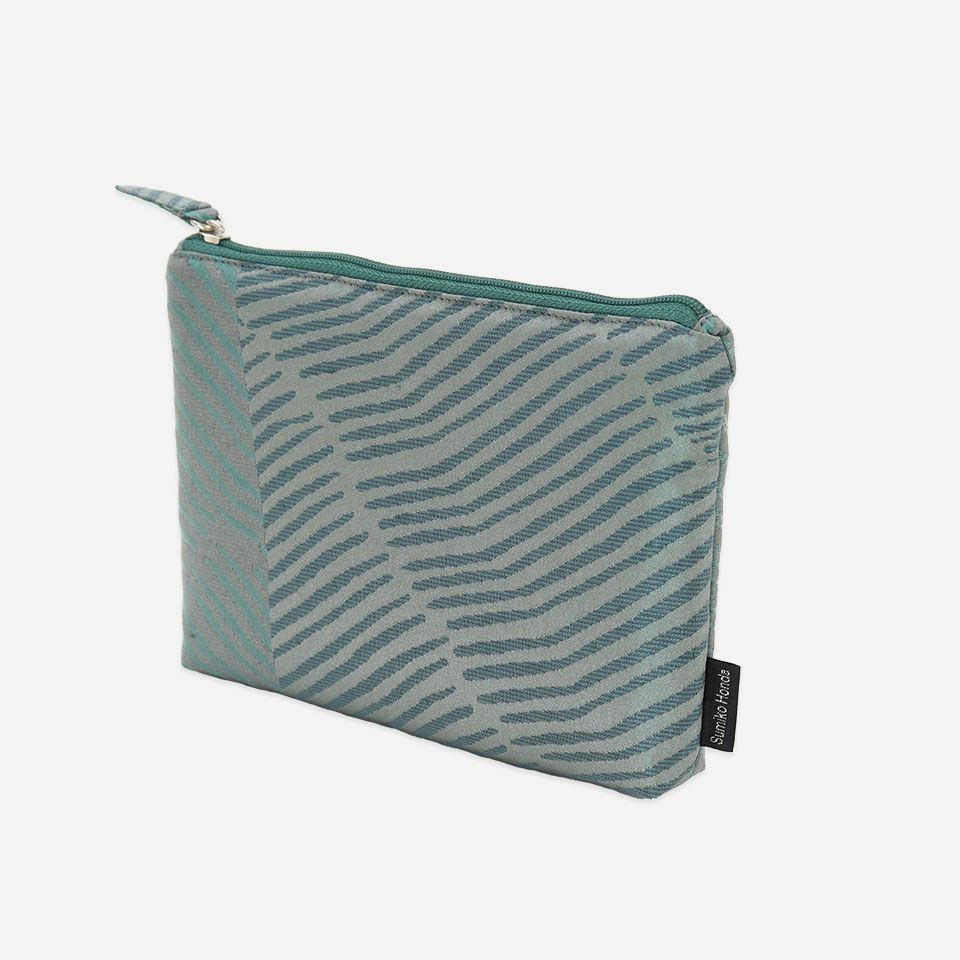 フラットな形はバッグにすっきりおさまり、緻密で高密度に織られた確かなクオリティのファブリックは型崩れしにくく軽量なのも特徴です