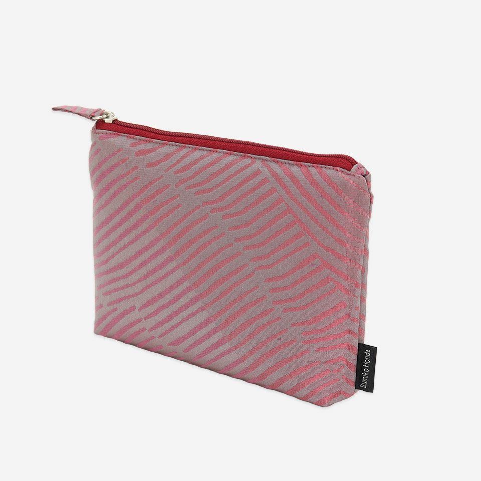 フラットな形はバッグにすっきりおさまり、緻密で高密度に織られた確かなクオリティのファブリックは型崩れしにくく軽量なのも特徴です