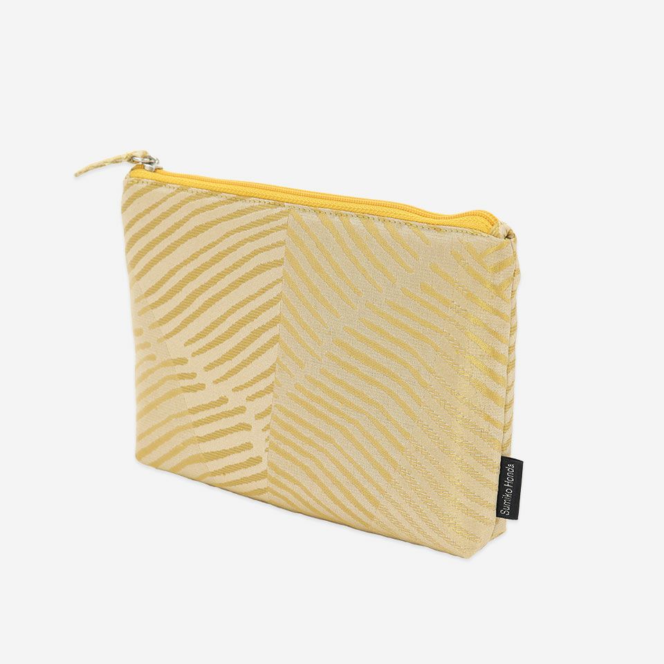 フラットな形はバッグにすっきりおさまり、緻密で高密度に織られた確かなクオリティのファブリックは型崩れしにくく軽量なのも特徴です