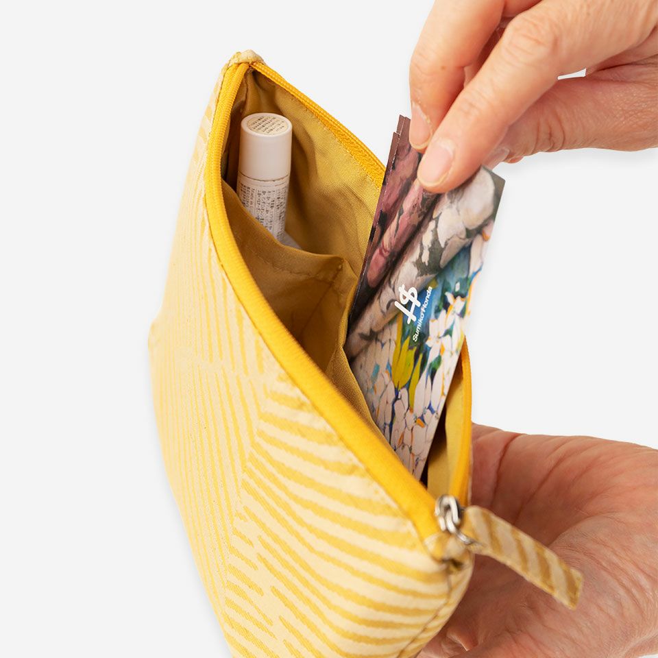 内側はポケット付きなので、リップや細かい化粧道具もすっきり収まります