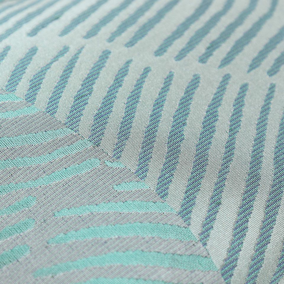 水の流れやさざ波をイメージしたモダンなデザイン、角度によって見え方が変化する織の魅力を感じていただけるアイテムです