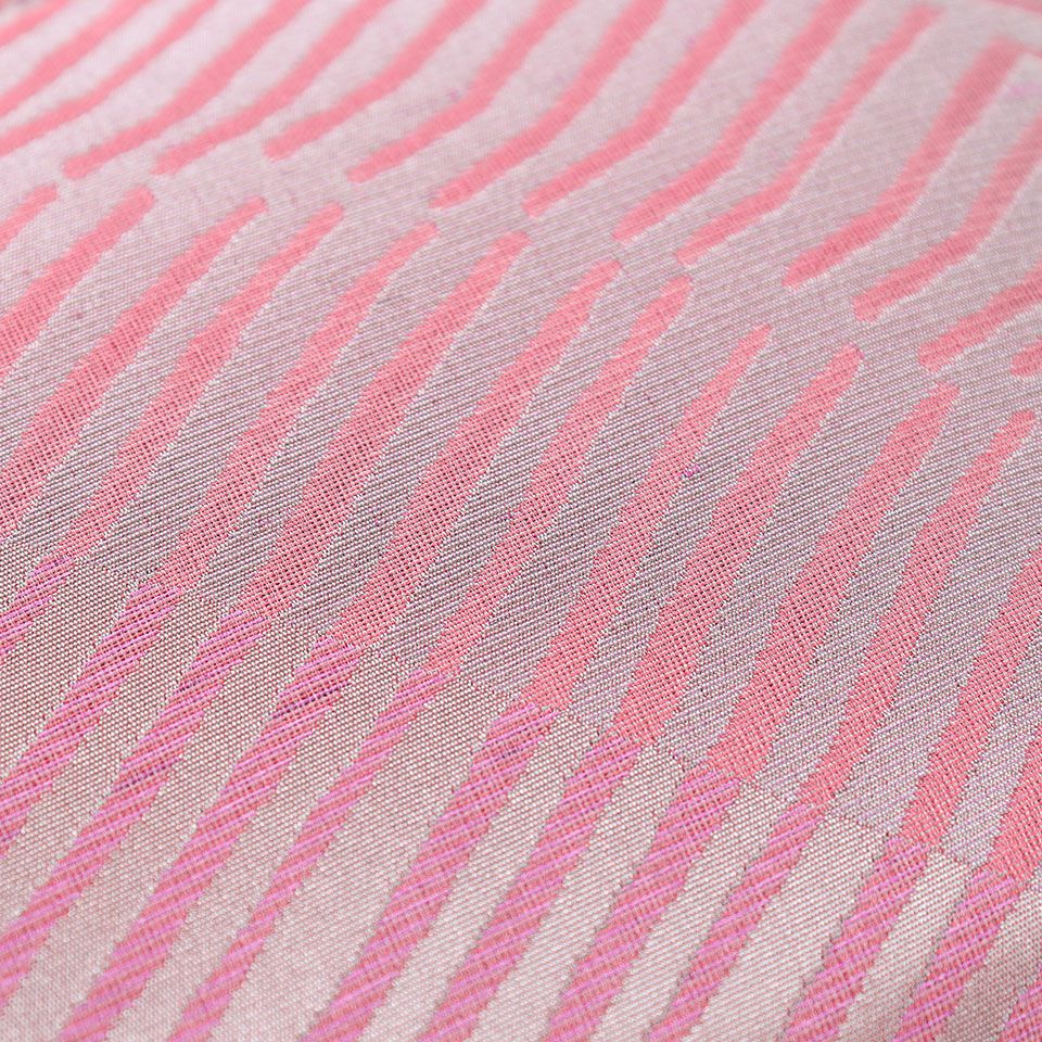 水の流れやさざ波をイメージしたモダンなデザイン、角度によって見え方が変化する織の魅力を感じていただけるアイテムです