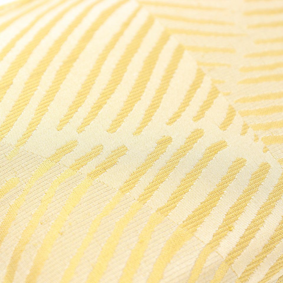 水の流れやさざ波をイメージしたモダンなデザイン、角度によって見え方が変化する織の魅力を感じていただけるアイテムです