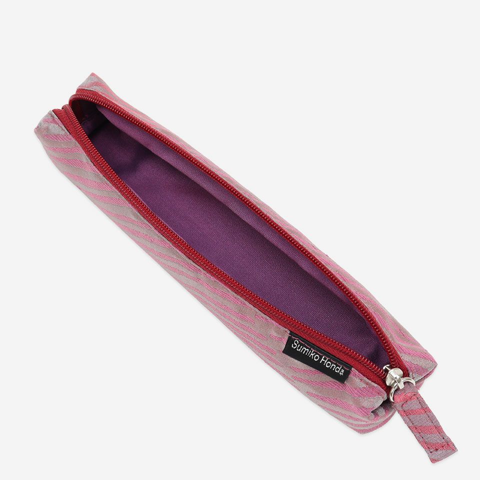 生地の色目に合わせたファスナー色を使用しています