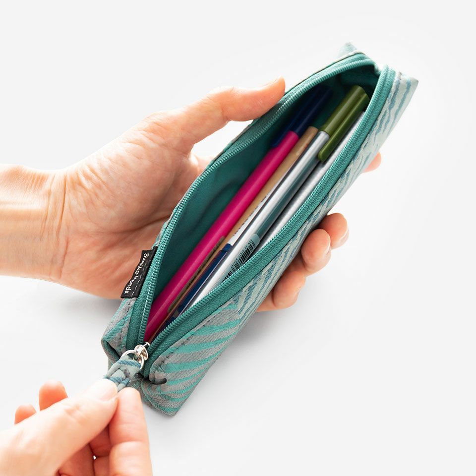 見た目よりもよりも容量があり、10本近いペンの収納や15㎝の三角スケールも入ります