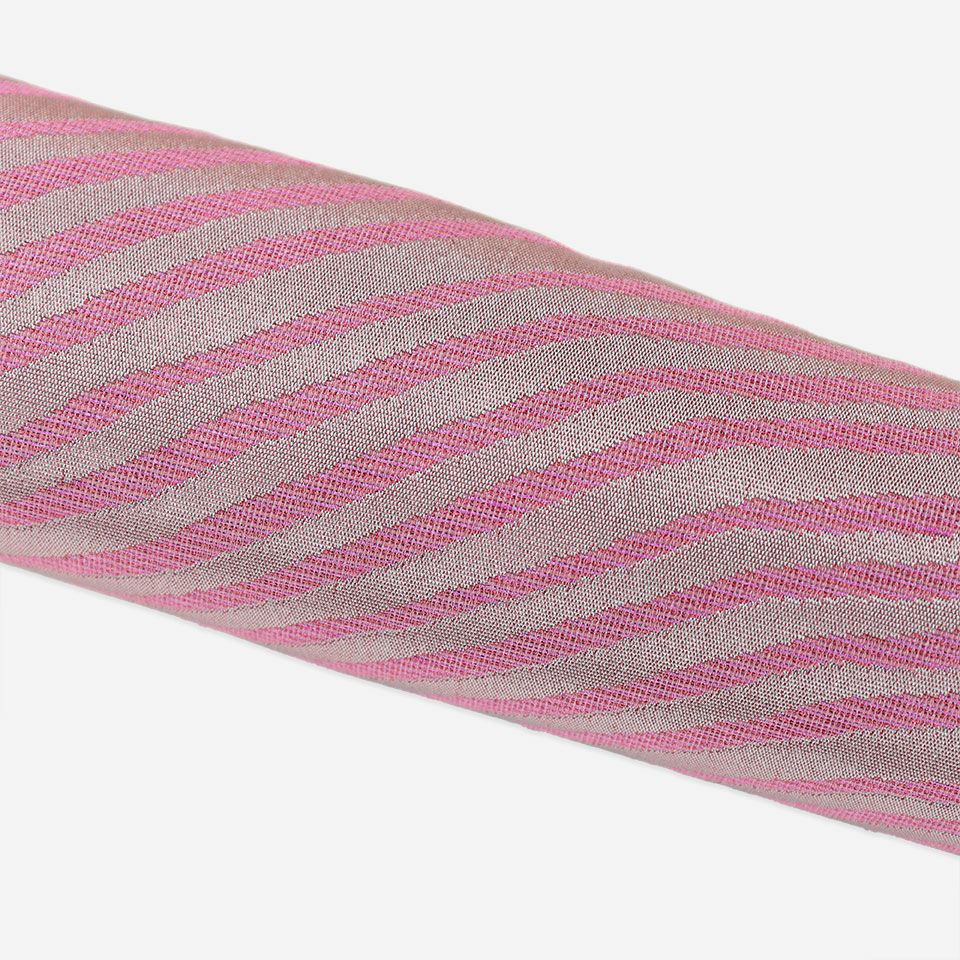 水の流れやさざ波をイメージしたモダンなデザイン、角度によって見え方が変化する織の魅力を感じていただけるアイテムです