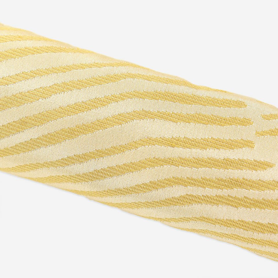 水の流れやさざ波をイメージしたモダンなデザイン、角度によって見え方が変化する織の魅力を感じていただけるアイテムです