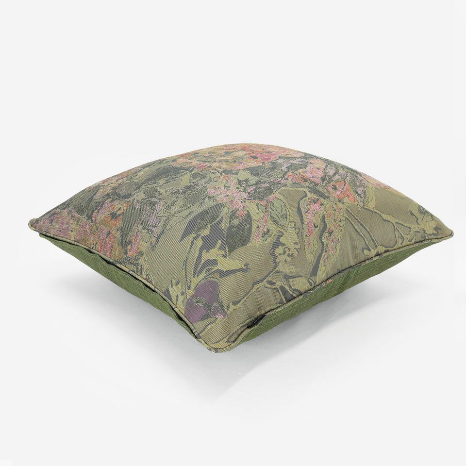 表面と裏面の異なるデザイン／表面共生地のパイピングをつけています／表面カラー：ピンク／裏面カラー：グリーン