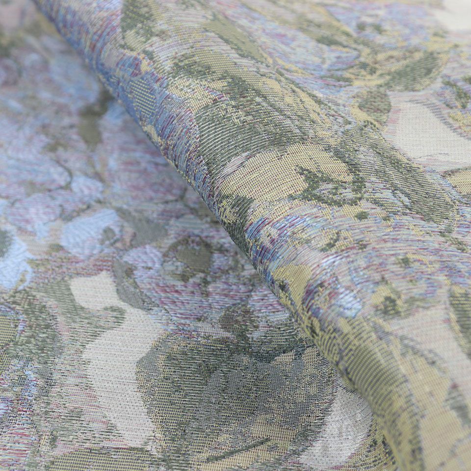 2色染めの糸や多数のヨコ糸を使い変化する花色を表現、光の当たる角度により様々な青が輝いて見えます