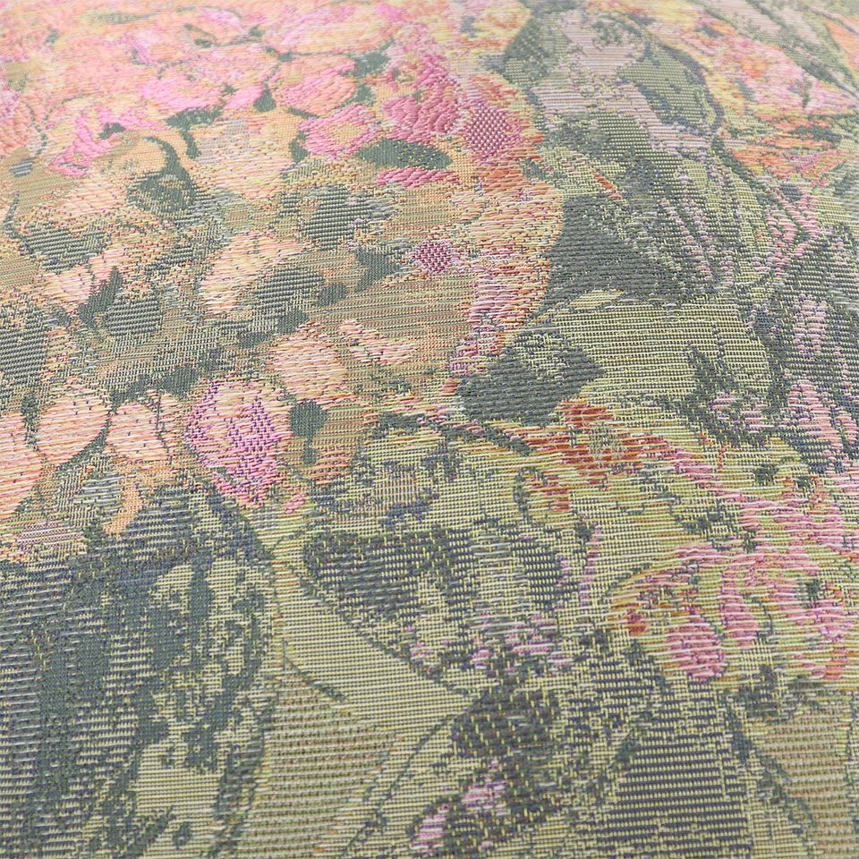 深い緑の中でピンクの紫陽花がしっとり咲く情景を切り取ったようなクッションです