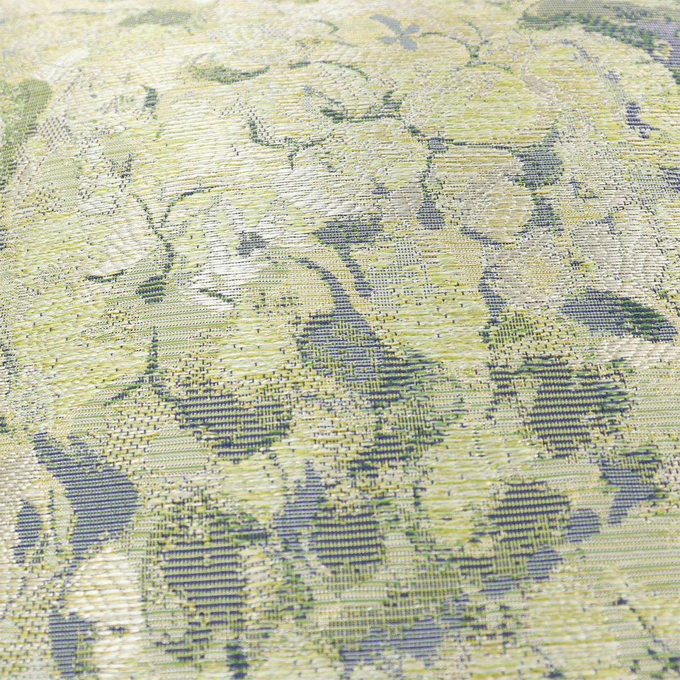 白い紫陽花の花弁が光の角度によって輝いて見えるエレガントな印象のクッションです