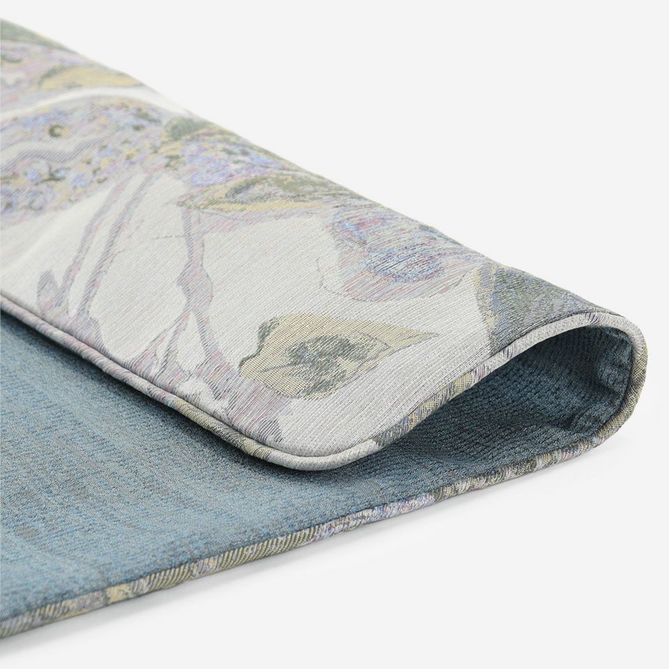 2色に染め分けた糸をヨコ糸に用いた「ピアナメンテ」に、裏面はしっとりとした光沢が美しい表情豊かな無地調の「フォルビート」を合わせました