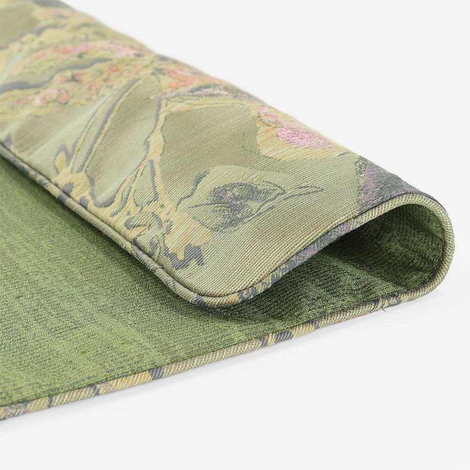 2色に染め分けた糸をヨコ糸に用いた「ピアナメンテ」に、裏面はしっとりとした光沢が美しい表情豊かな無地調の「フォルビート」を合わせました