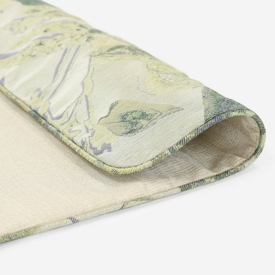 2色に染め分けた糸をヨコ糸に用いた「ピアナメンテ」に、裏面はしっとりとした光沢が美しい表情豊かな無地調の「フォルビート」を合わせました