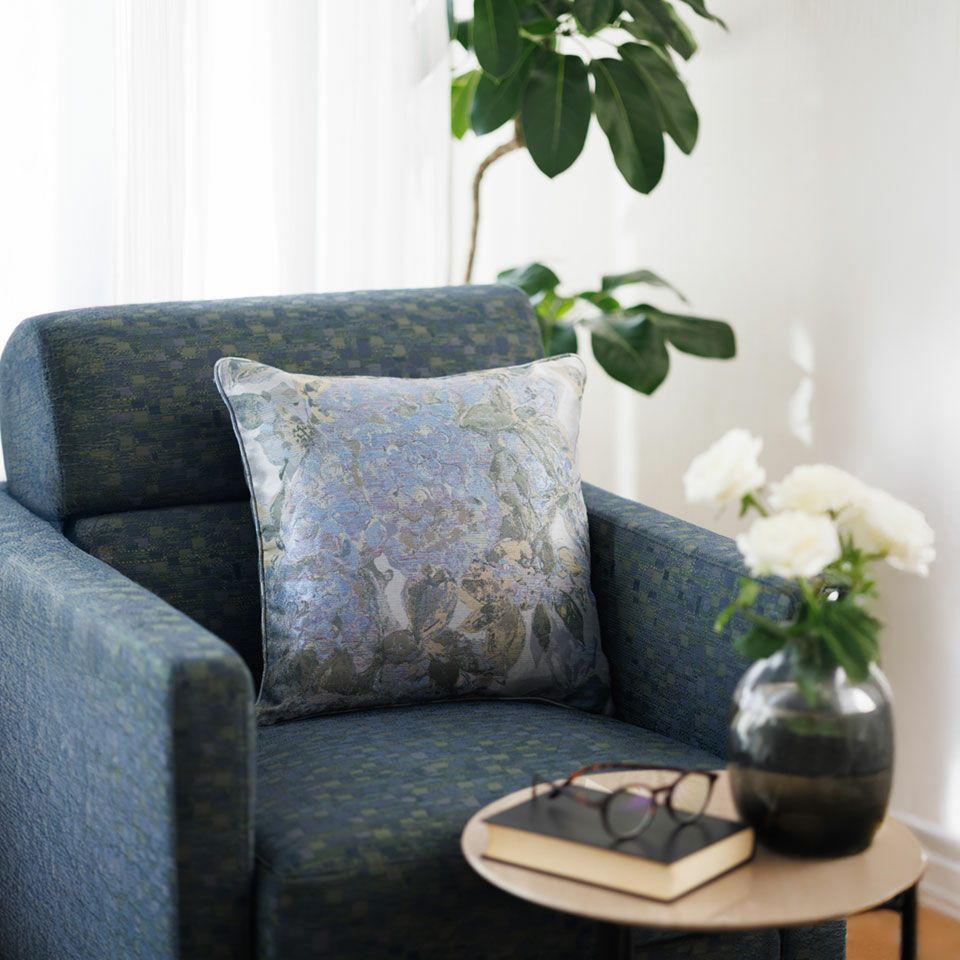 最も紫陽花らしいイメージを持つブルー色のクッションは清涼感のあるカラーがすっきりと気持ちの良い印象です