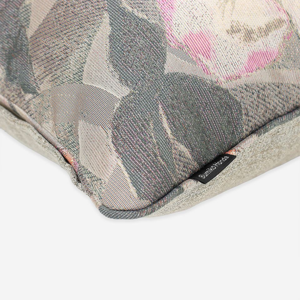 45cm×45cm／表面と裏面の異なるデザイン／表面共生地のパイピングをつけています／表面カラー：ライトピンク／裏面カラー：ライトグレー