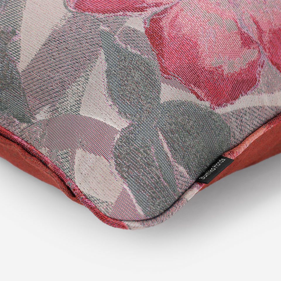 45cm×45cm／表面と裏面の異なるデザイン／表面共生地のパイピングをつけています／表面カラー：レッド／裏面カラー：レッド