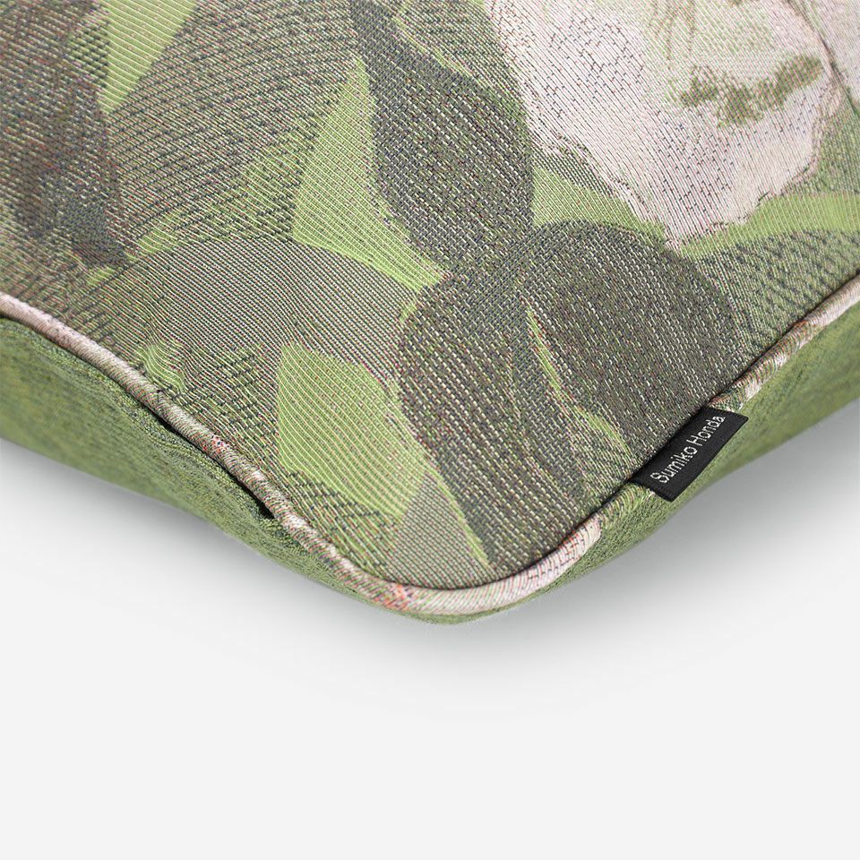 45cm×45cm／表面と裏面の異なるデザイン／表面共生地のパイピングをつけています／表面カラー：アイボリー／裏面カラー：グリーン