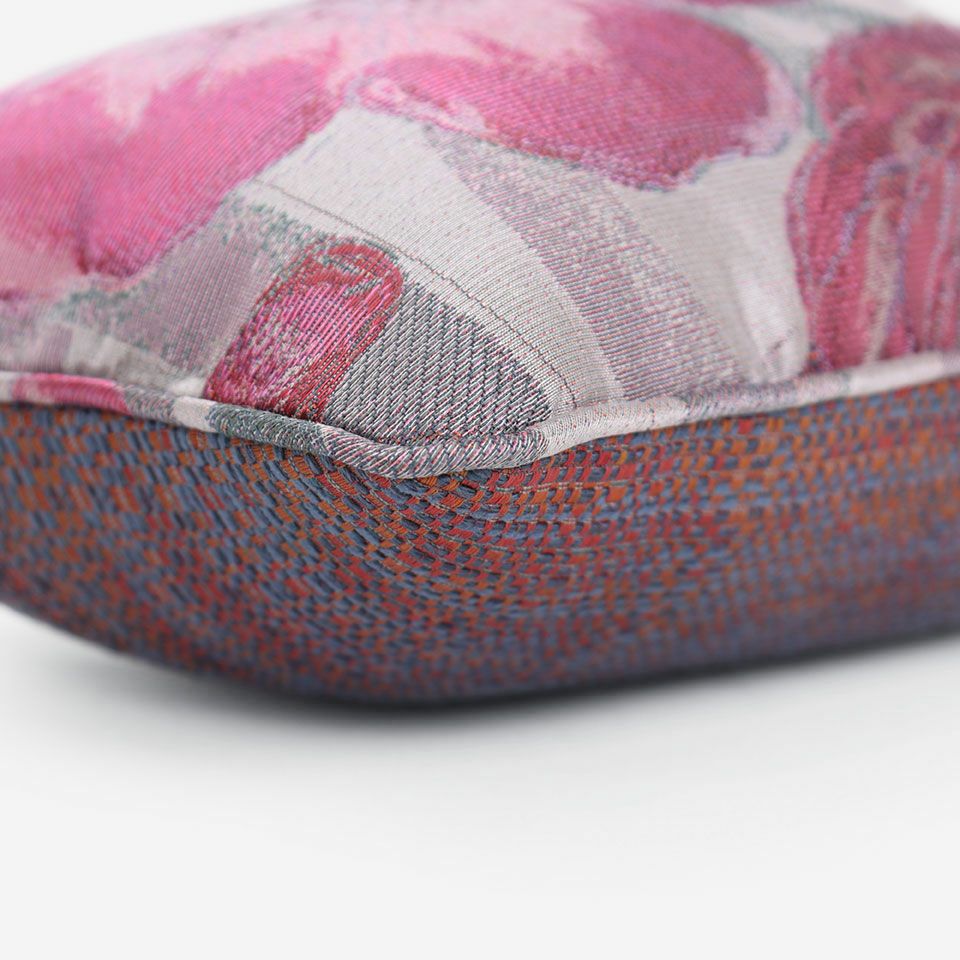 45cm×25cm／表面と裏面の異なカラるデザイン／表面共生地のパイピングをつけています／表面カラー：レッド／裏面ー：ダークレッド