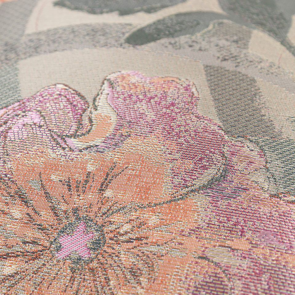 刺繍のように緻密なヨコ糸組織で表現した「オノラーレ」ライトピンク色は、ライトグレーの背景が花弁の色を引き立て、モダンな雰囲気も漂います