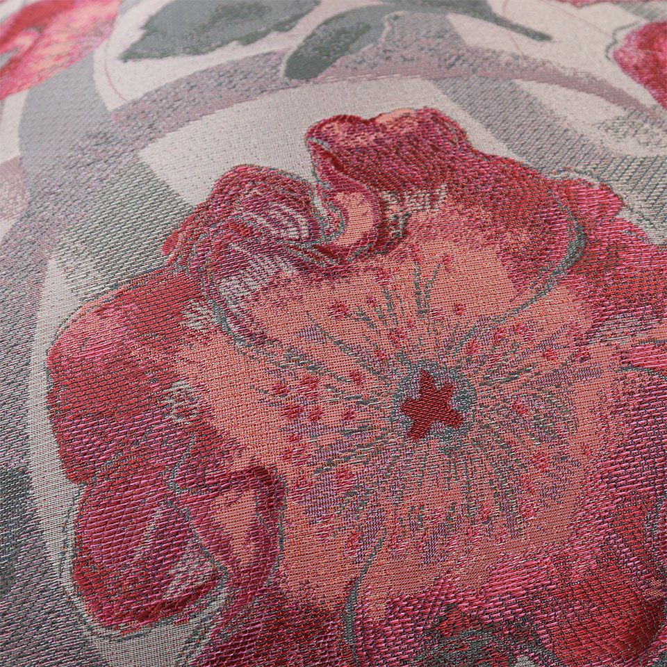 刺繍のように緻密なヨコ糸組織で表現した「オノラーレ」レッド色は、薔薇を生けたように、空間に華やかさと活気が生まれます