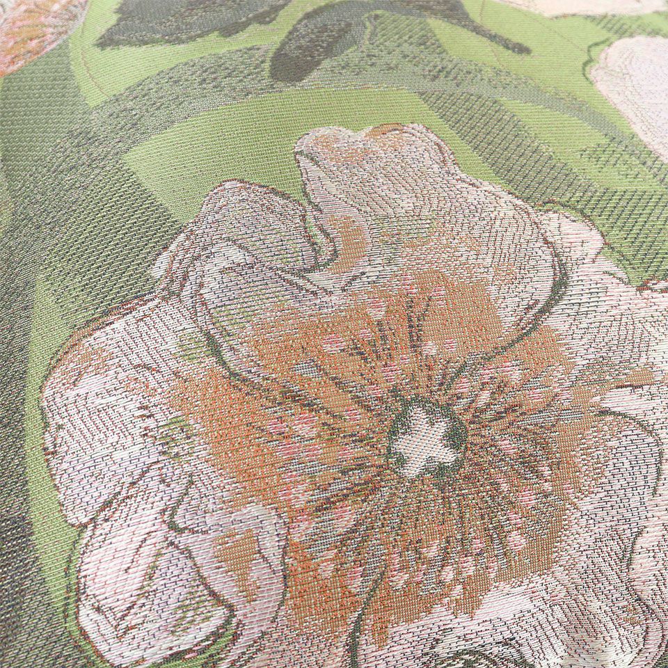 刺繍のように緻密なヨコ糸組織で表現した「オノラーレ」アイボリー色は、白い薔薇の上品な光沢が際立ちます