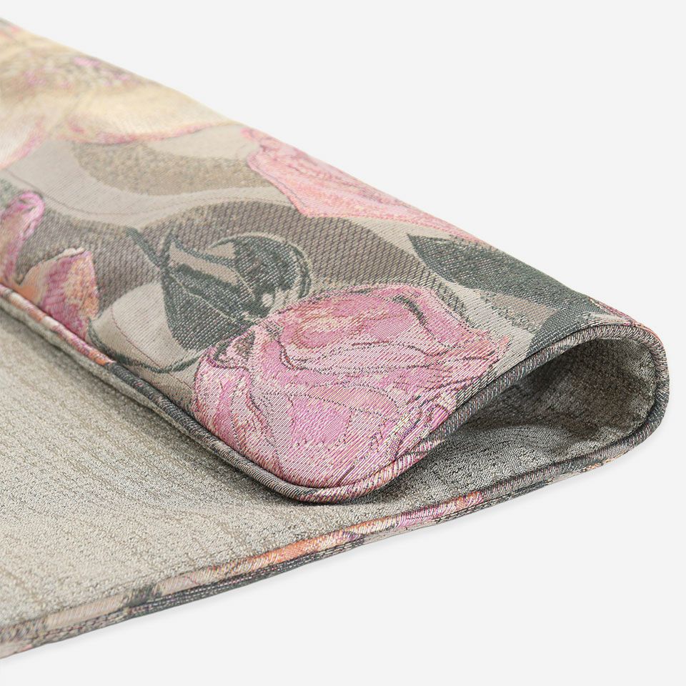 45cm×45cmサイズの裏面には、しっとりとした光沢が美しい表情豊かな無地調の「フォルビート」を合わせました