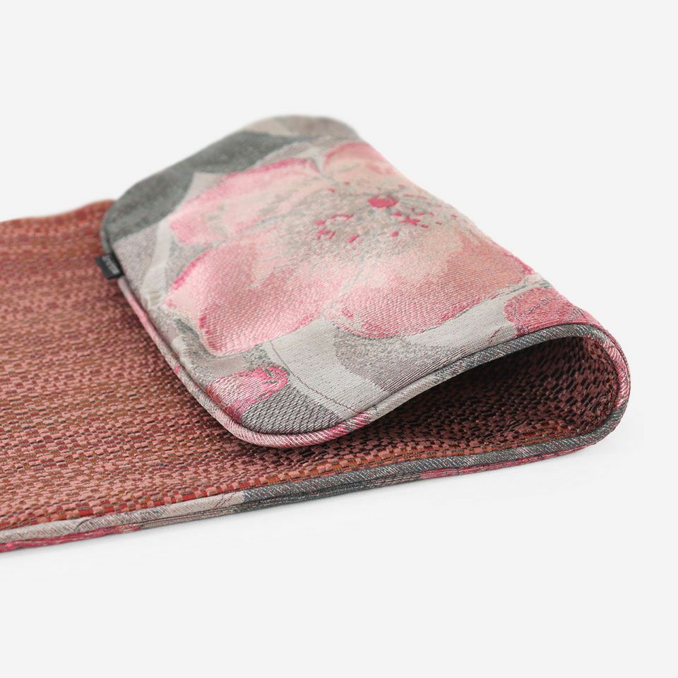 45cm×25cmサイズの裏面には、ソフトツイードのような素材感豊かな「ヴェルゴラート」を合わせました