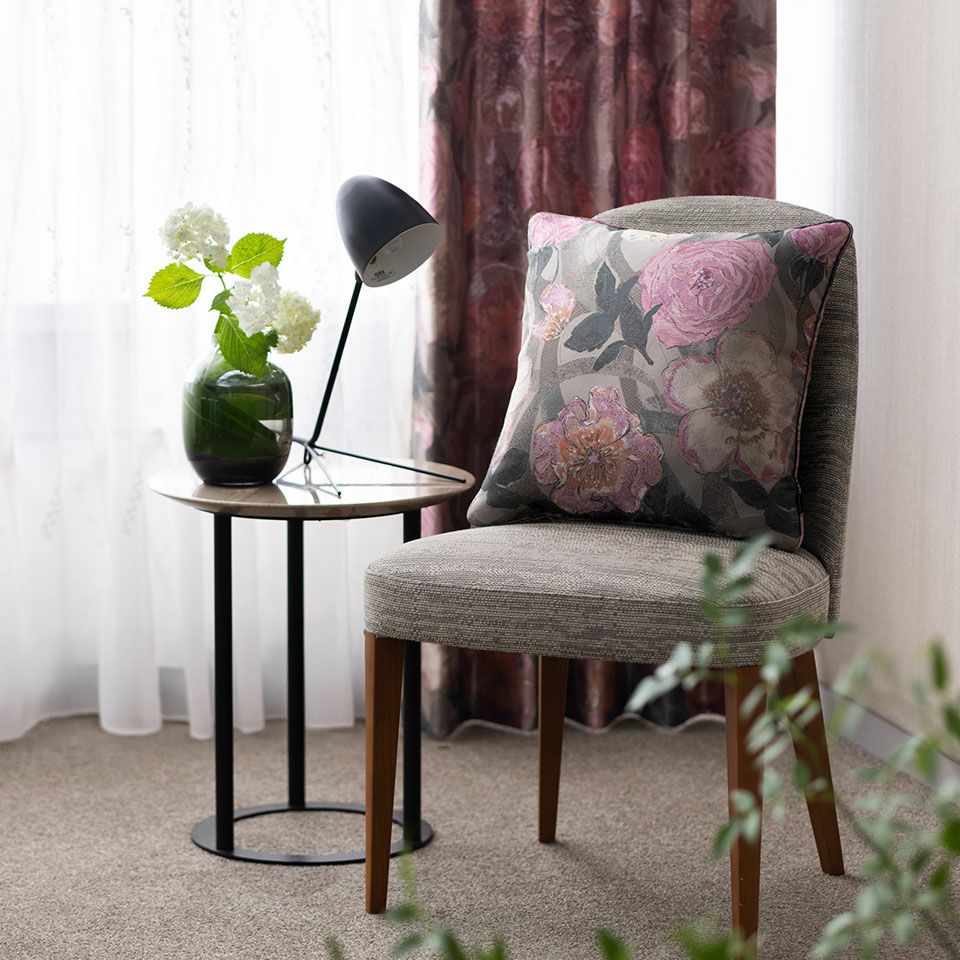 香り立つような可憐なライトピンクの薔薇のクッションは、お部屋を包み込むような優しさと品のある華やかさが広がります