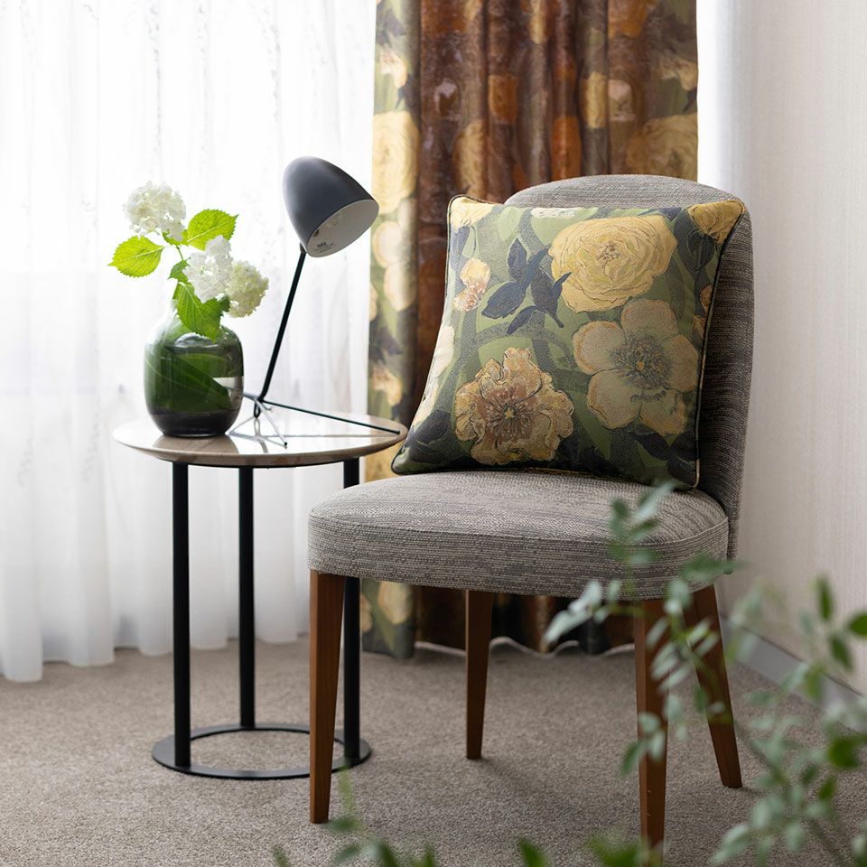 光り輝くような幸福感あふれる黄色い薔薇のクッションは、お部屋をパッと明るい印象にしてくれます