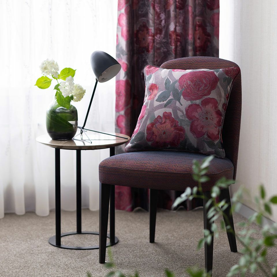 赤い薔薇のクッションは、置くことでお祝いや記念日にお部屋を素敵に演出し、プレゼントにもお勧めです