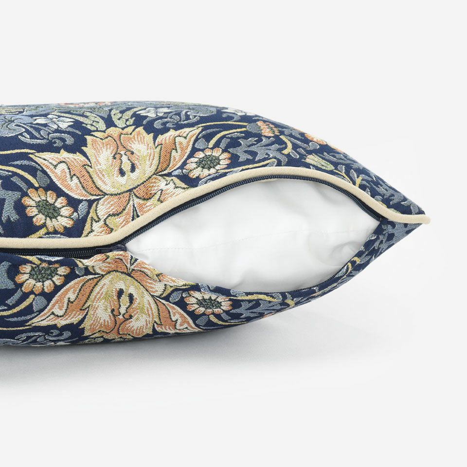 生地の色目に合わせたファスナー色を使用し、ファスナー部分に生地を片側から被せています