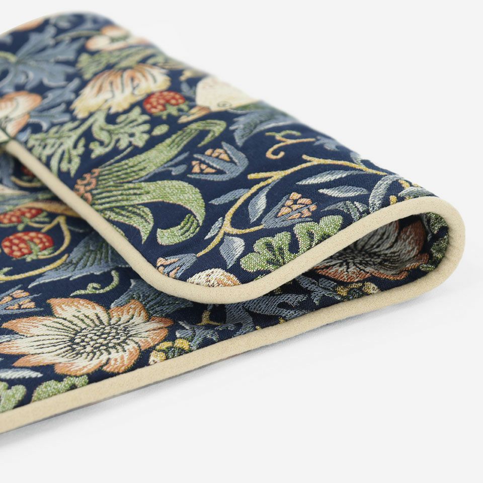 1883年にモリスによって製作されたデザイン「いちご泥棒」のクッションです