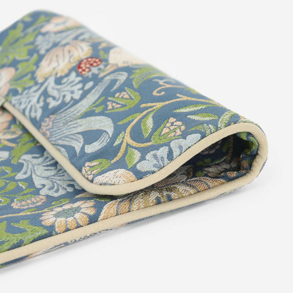 1883年にモリスによって製作されたデザイン「いちご泥棒」のクッションです