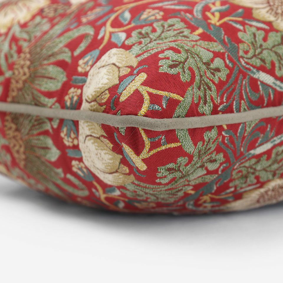 モスグリーン色のパイピングをつけています／カラー：レッド