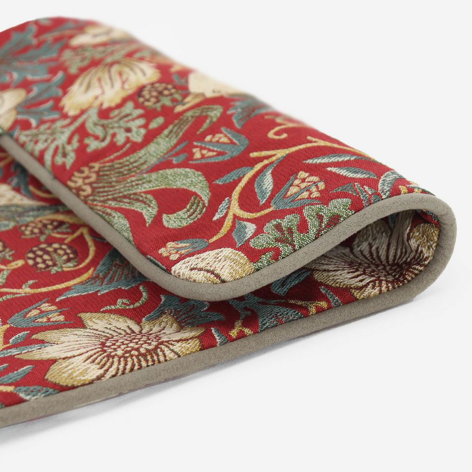 1883年にモリスによって製作されたデザイン「いちご泥棒」のクッションです