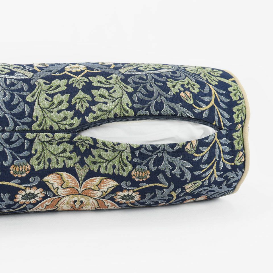 生地の色目に合わせたファスナー色を使用し、ファスナー部分に生地を片側から被せています