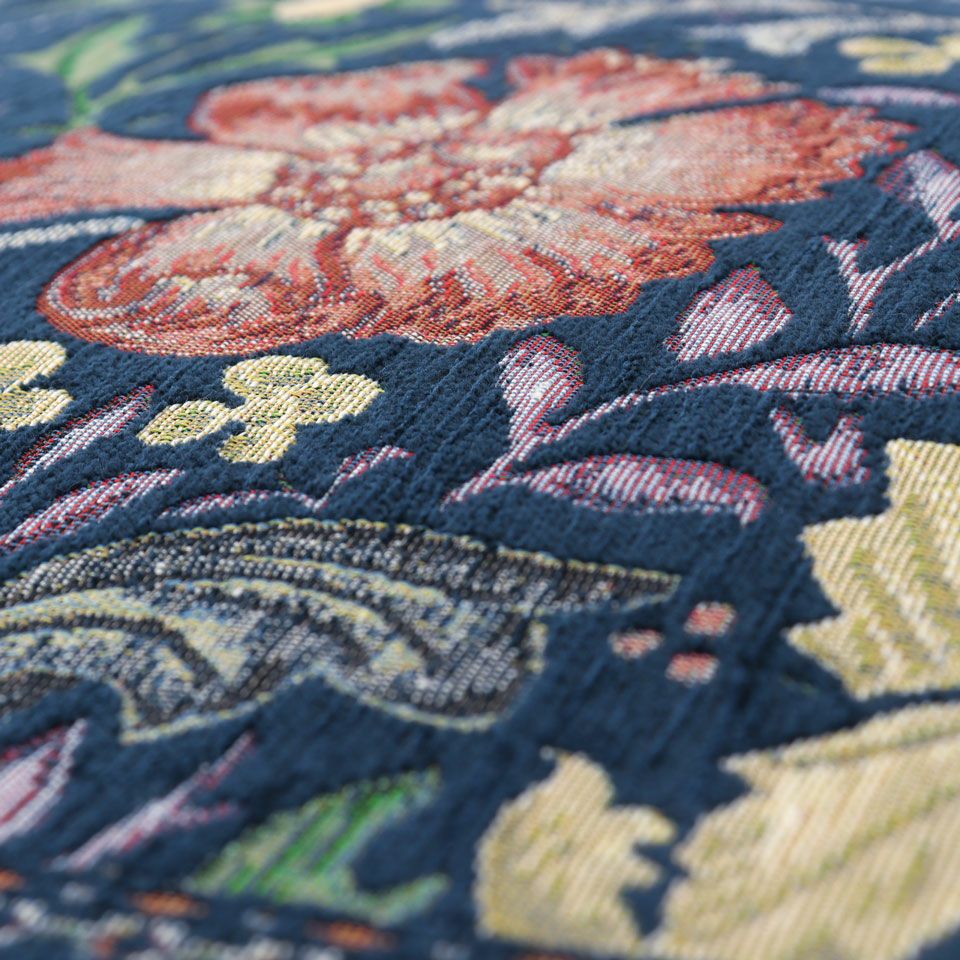 「コンプトン」の動きがある花々や葉のデザインは、現在でも愛されている柄の一つです