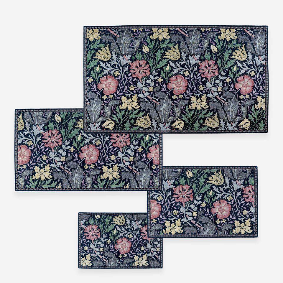 コンパクトな45x70cmから広めの空間にも敷ける90x154cmの4サイズ展開です