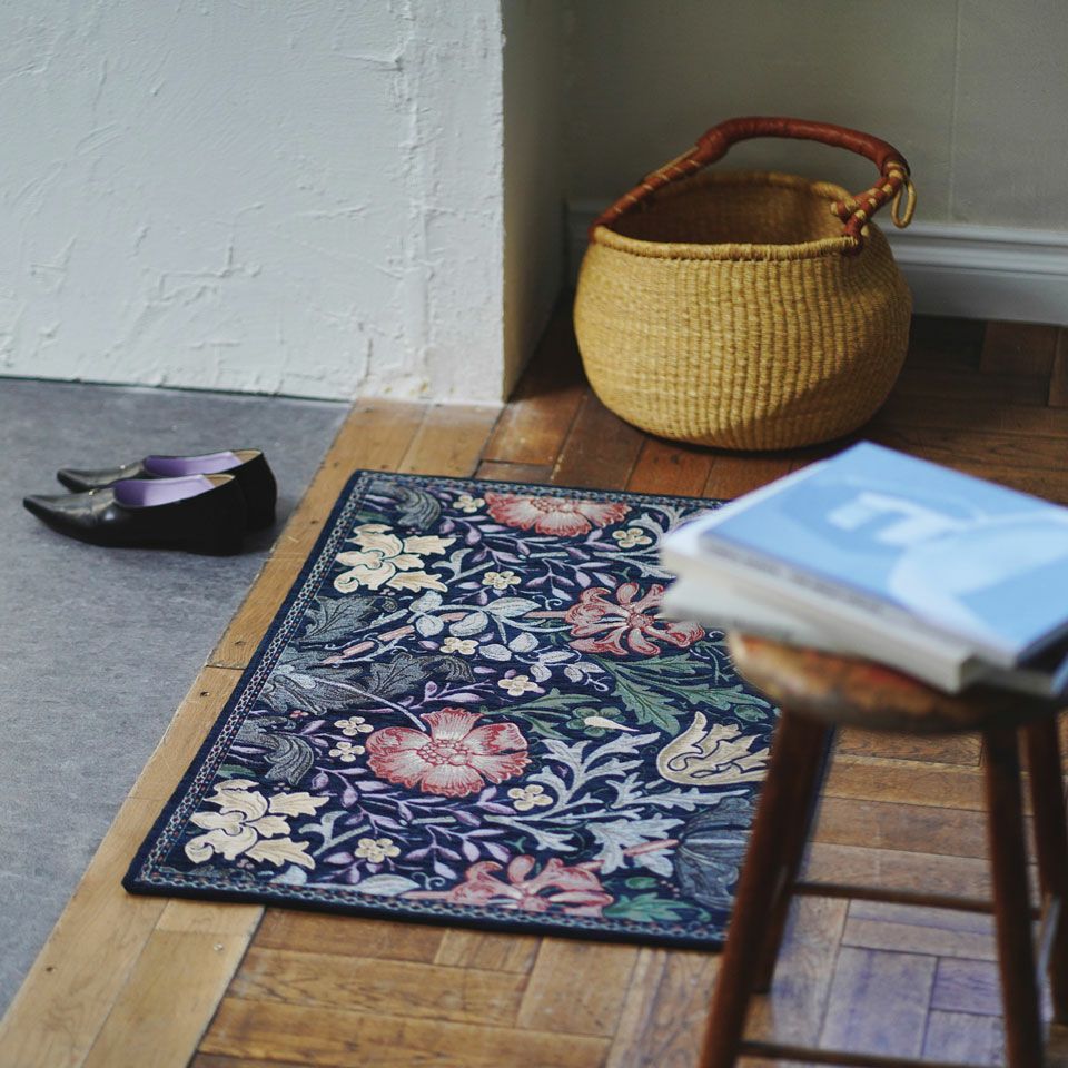 チューリップやポピー、ハニーサクルの様なグラフィカルなデザインの花と、野花が様々な形の葉の中で咲く、華やかなデザインになっています