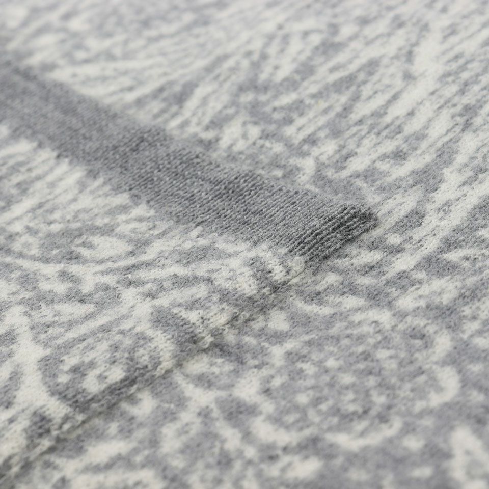 両端はポケットつき、ボリュームがありすぎないので畳んでおいておき、必要な時にさっと取り出せる取り回しのよいアイテムです