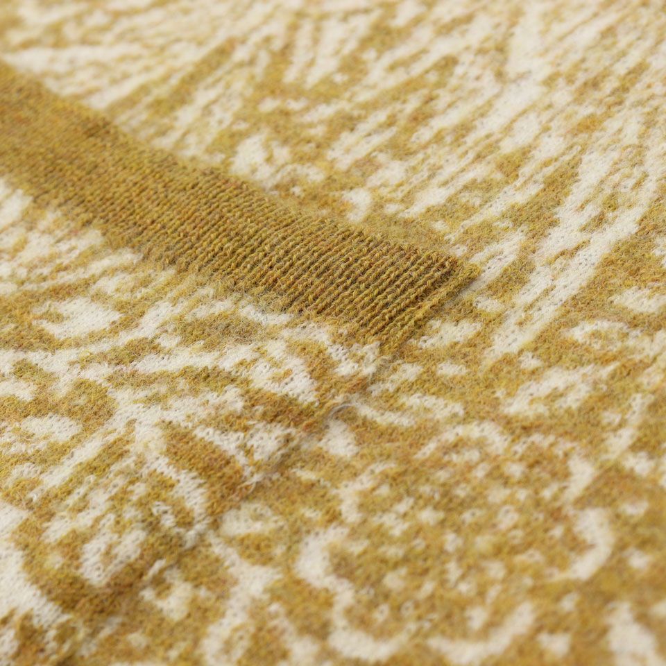 両端はポケットつき、ボリュームがありすぎないので畳んでおいておき、必要な時にさっと取り出せる取り回しのよいアイテムです