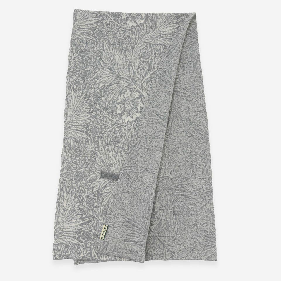 重たく感じるほどの厚みは無いのでマフラーとしてもお使いいただけますし、お部屋の中ではひざ掛けとしてお使いいただくのにも丁度良いサイズです
