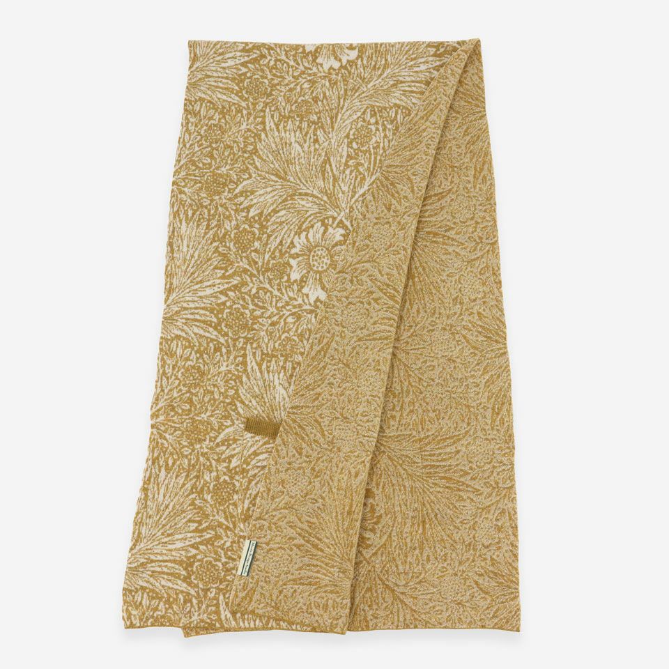 重たく感じるほどの厚みは無いのでマフラーとしてもお使いいただけますし、お部屋の中ではひざ掛けとしてお使いいただくのにも丁度良いサイズです