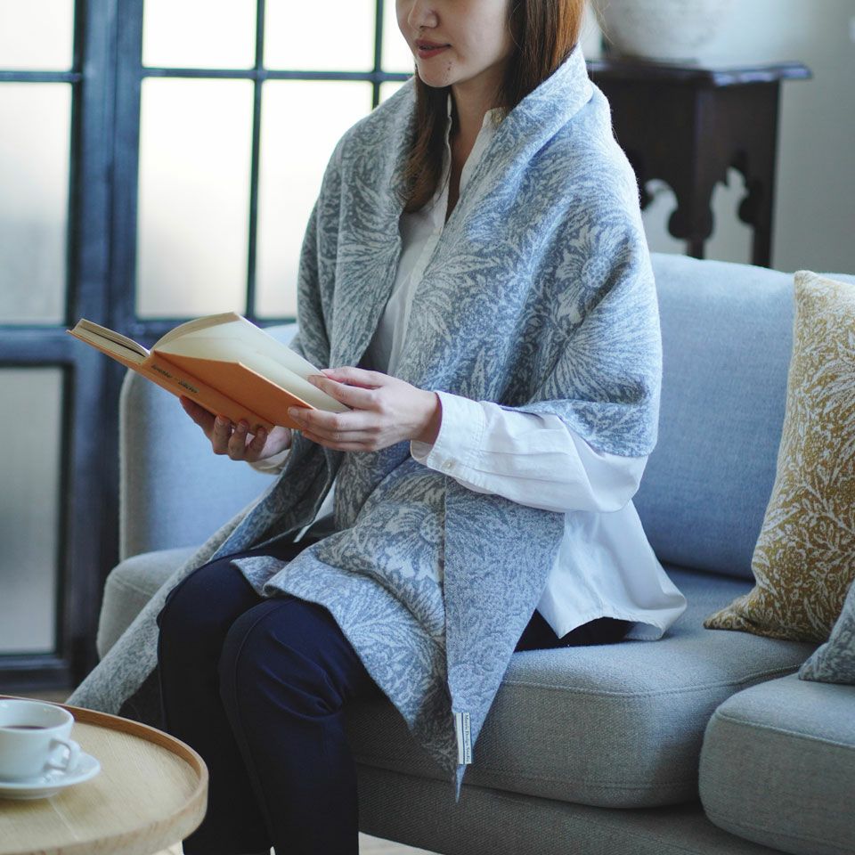 スローケットは少し長めの185cmになっていますので、ふんわりと肩から羽織って頂くと丁度良い長さになっています