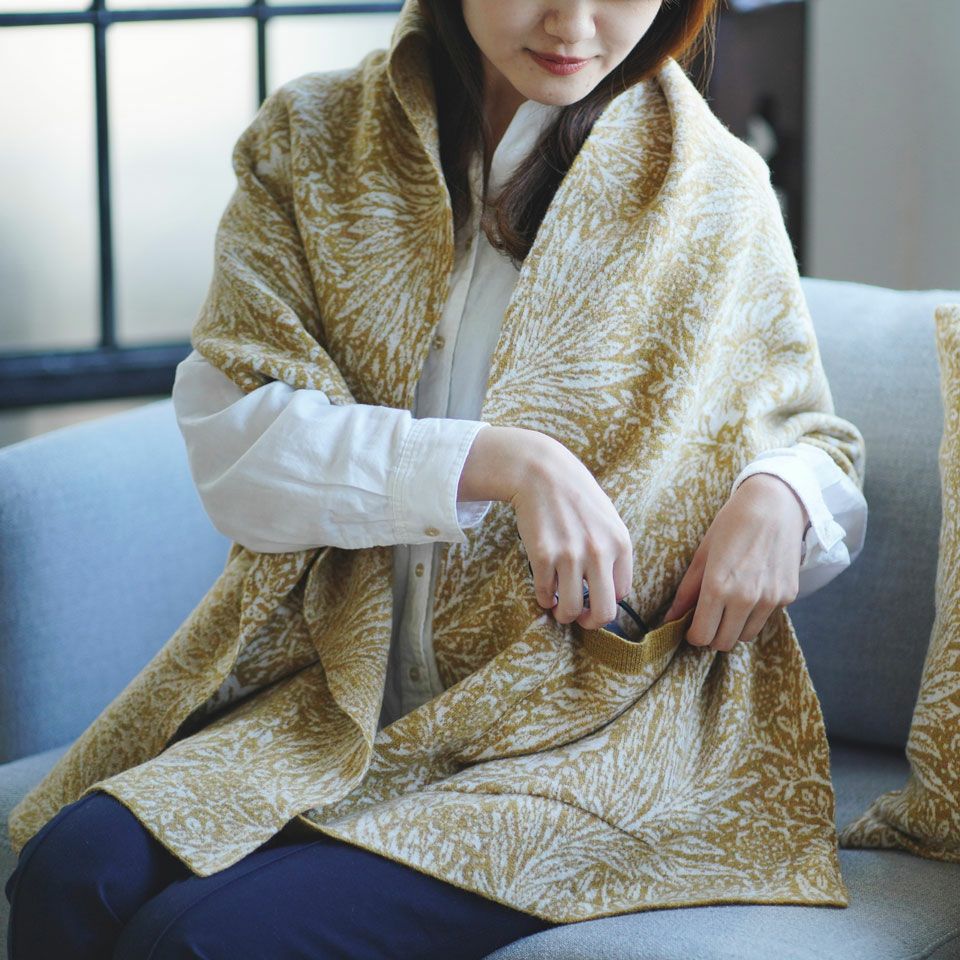 両端にポケットがついており、少し寒いときに手を入れたり、ちょっとした外出時に身の回りの小物を入れれたりと、使い勝手も良くしました