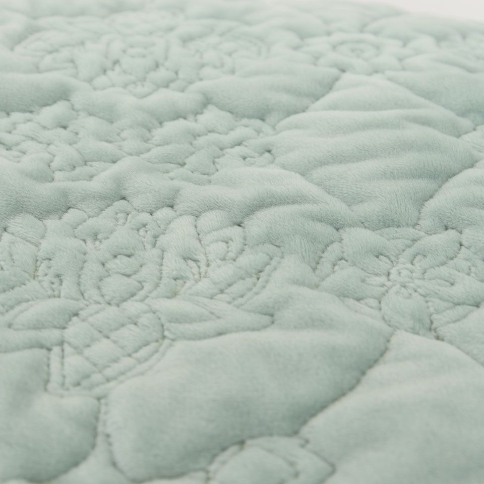 表面はマイクロファイバー生地にハドンホールの花柄がキルティングされており、ふっくらとした刺繍のモチーフが繰り返され、可愛らしい印象です