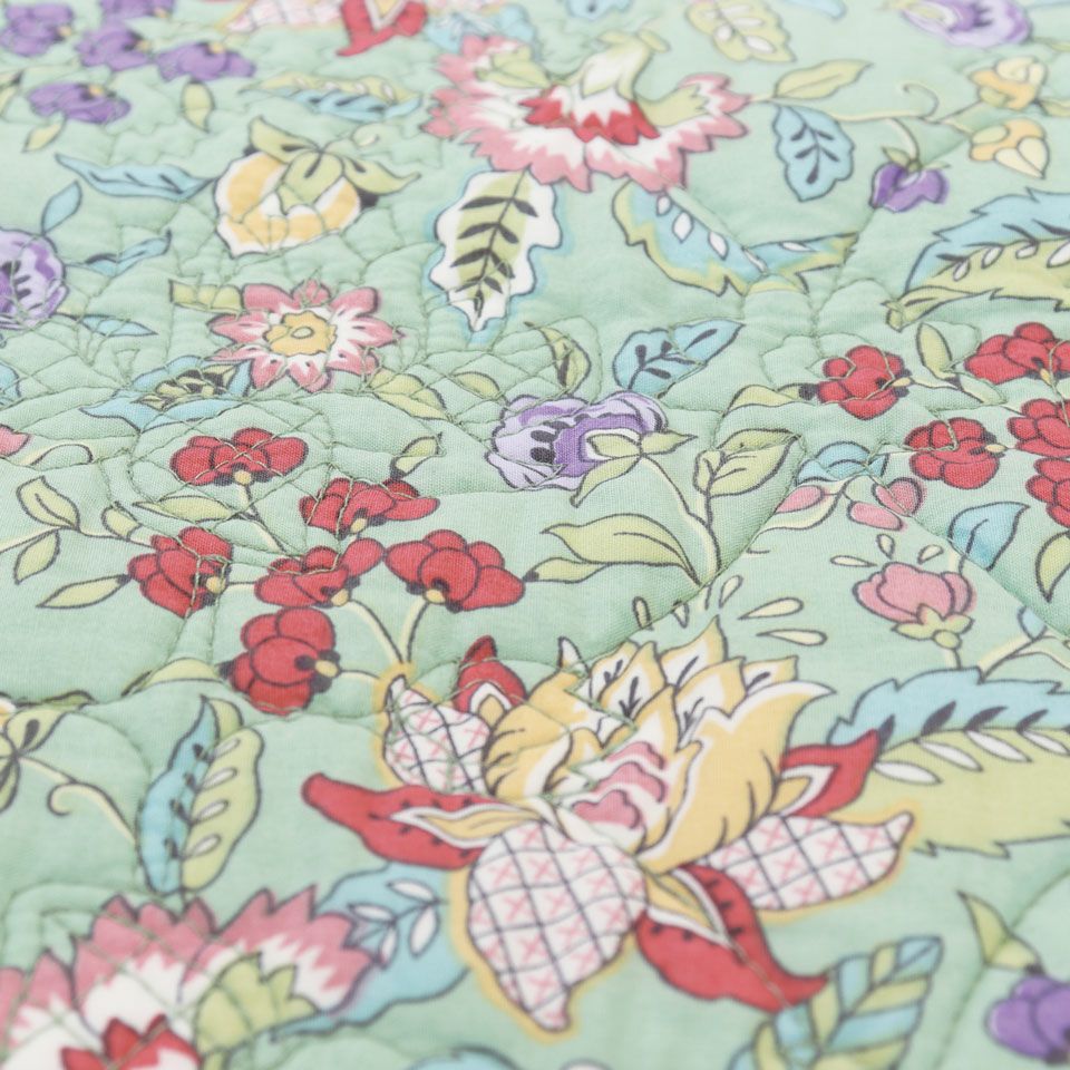 裏面は綿100%の生地に中ぶりの花々が描かれた総柄プリントで、様々な花がカラフルに描かれていて気持ちも明るくさせます
